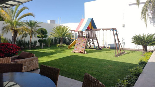 Imagen 21 de 30 de Moderna Casa En Venta, Renta O Renta Con Opción A Compra