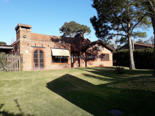 Solida Casa En Jardines De Cordoba- Ref: 2539
