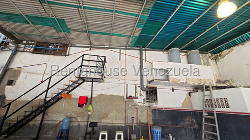 Ms: 25-24198 Se Vende Amplio Y Cómodo Galpón En Catia. A=867m2, 2b, 8p.
