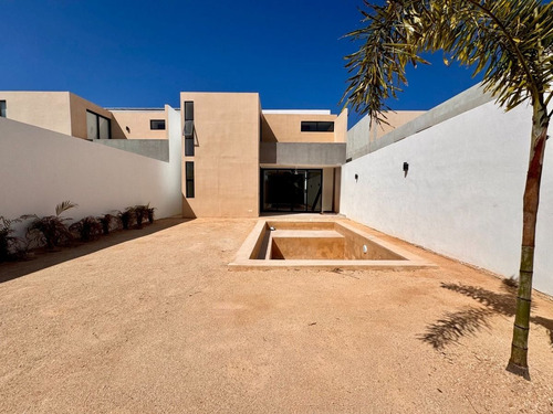 Casa En Venta De 4 Recamaras En Privada Ubicada En Xcanatun