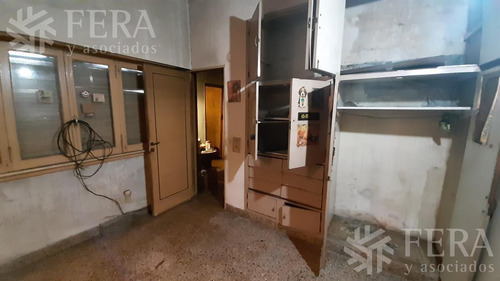 Venta De Casa Con Cochera, Consultorio Y Local En Sarandi (27587)