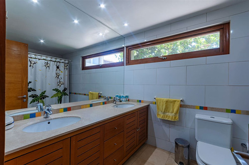 Casa En Venta De 8 Dorm. En Colina