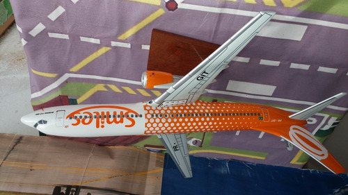 Maquete Em Resina Avião 737- 800 Smiles