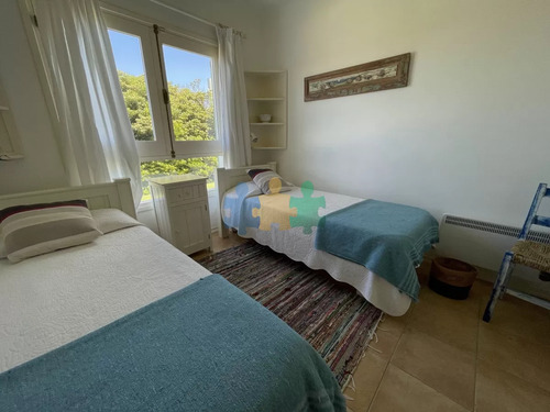 Venta De Casa Amplia De Construcción Sólida Sobre Primera Fila De Mar En La Juanita, José Ignacio - Ref : Eqp5565