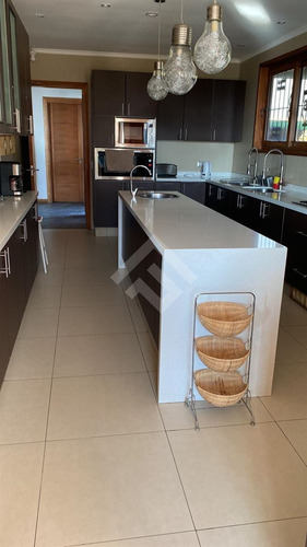 Casa En Venta De 6 Dorm. En Pucón