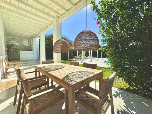 Casa En Venta En Pueblo De José Ignacio 3 Dormitorios Y Dependencia Con Vista Al Mar