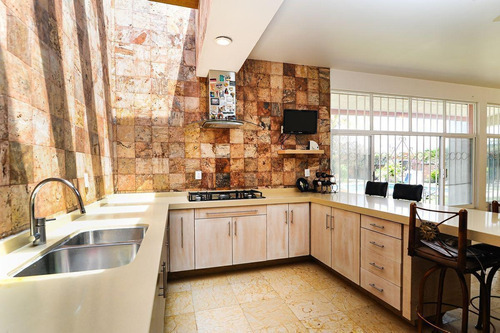 Casa Con Amplio Jardín Estilo Contemporáneo