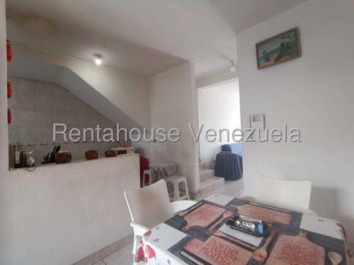 Apartamento En Venta Urb Andres Bello, Las Delicias, Maracay 25-16098 Jecg