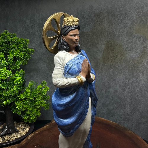 Imagen realista de Santa Sara Kali, color blanco y azul de Studio Orion