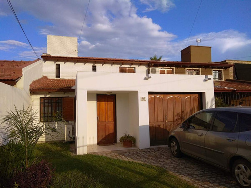 Casa En Venta En Villa Belgrano De 3 Dormitorios |campo De Deportes La Salle