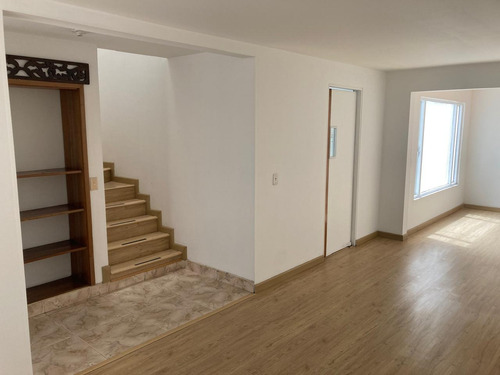 Casa De Dos Niveles Ubicada En Un Buen Sector Residencial