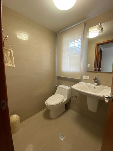 Venta Hermosa Casa Remodelada Con Piscina En Calle Cerrada Con Vigilacia Privada. Cuenta Con El Servicio De Agua Permanente.