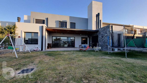 Imagen 16 de 30 de Venta Casa 4 Dormitorios Y Escritorio En Santina Norte, Valle Escondido