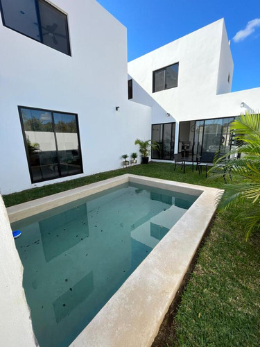 Casa En Venta De Dos Plantas Con Piscina, Misnebalam, Yucatán