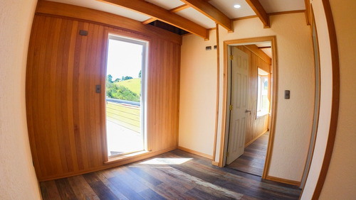 Casa Dos Pisos/ Lomas De Ten-ten/ Castro/ Isla Grande Chiloé
