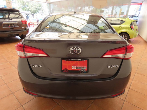 Imagen 3 de 9 de Toyota Yaris Sd Core Mt 2019 Gris Metalico
