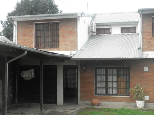 Vendo Casa Amplia Chubut 1145 - Escritura Al Día - 2 Pisos