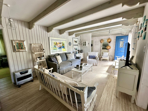 Casa Luminosa A Pasos Del Mar. 4 Piezas. Se Vende Amoblada