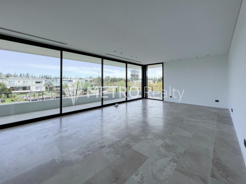 Casa En Venta Con 4 Suites Y Amarra En El Yacht, Nordelta
