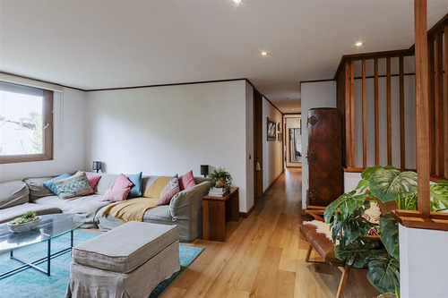 Estupenda Casa Remodelada En Vitacura, Excelente Ubicación.