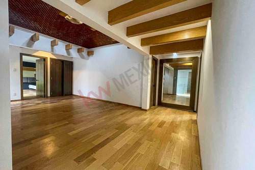 Espectacular Casa En Venta En Bosques De Las Lomas, Varios Niveles Con Jardín Y Remodelada