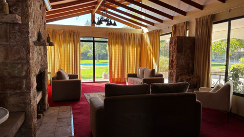 Venta De Espectacular Propiedad En Pirque. Gran Casona, Ubic