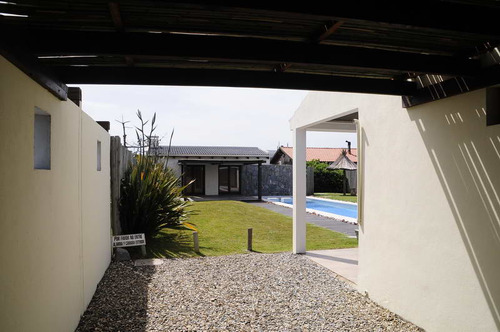 Casa En Alquiler Por Temporada De 3 Dormitorios En Punta Piedras (ref: Bpv-618)