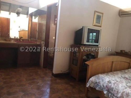 Tg Excelente Casa En Venta En Santa Paula Con Terraza Y Hermosa Vista, Calle Cerrada. 24-28413 Ys