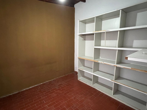 Excelente Chalet De Dos Dorm. Sobre Amplio Lote