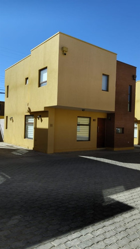 Casa En Arriendo Cond. Doña Esperanza Iii 3d/3b/1e