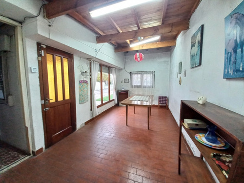 Casa 3 Ambientes Con Garaje Y Parque, A Reciclar Parcialmente, En Barrio Santa Monica