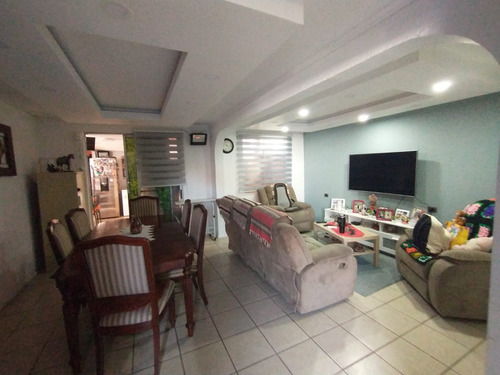 Casa De Dos Pisos De Tres Dormitorios Barrio Residencial