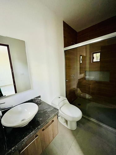 Estrena Casa En Lomas De Juriquilla, 4 Recamaras, Una En Pb, 4 Baños, Jardín