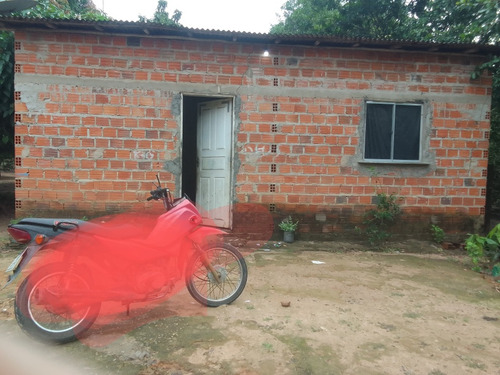 Casa Com Dois Cômodos Com Ampla Área