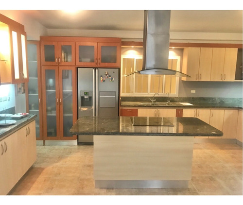 En Venta Casa De 2 Plantas Precio De Oportunidad, Cocina Concepto Abierto, Calle Cerrada, Urbanización Alto Hatillo. Ln