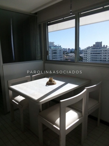Departamento De 3 Dormitorios En Edificio Tiburón, Punta Del Este- Ref: 1951