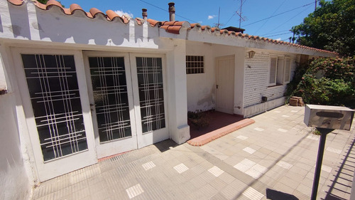 Casa 2 Dorm. Garage Y Patio En B. San Martin