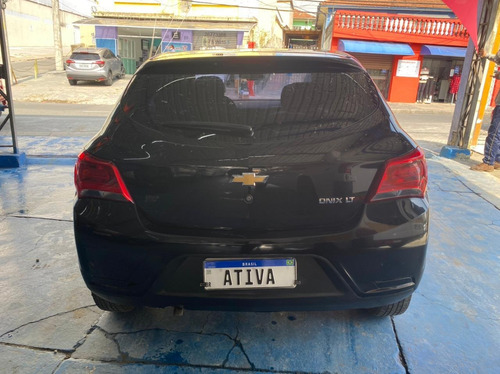 Imagem 4 de 10 de Chevrolet Onix 1.0 Lt Spe/4