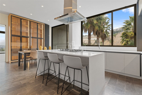 Casa En Arriendo De 7 Dorm. En Lo Barnechea
