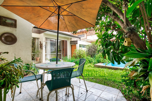 Casa Con Piscina  A Pasos De Clínica Alemana Y Col...