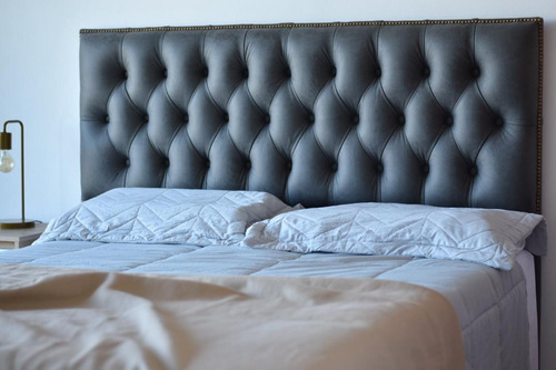 Respaldo De Cama En Capitone Con Tachas En Simil Cuero