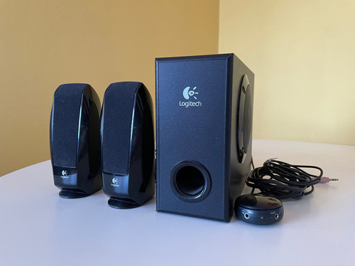 Parlantes Logitech S-220 / 2 Altavoces + 1 Subwoofer