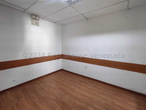 Consultorio En Alquiler Zona Este Barquisimeto, Cuatro Cubículo, 2 Baños, Aire Integral. Mls 24-17099 Dh
