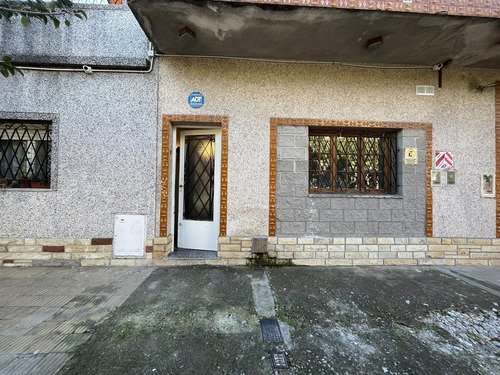 Casa En Reciclado Con Múltiples Ambientes Y Potencial En Ramos Mejía A La Venta