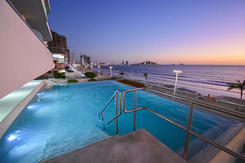 Condominio En Cristal Bay - 2 Recámaras, Vista Al Mar - Ideal Para Vivir O Invertir - $9,500,000 Mxn