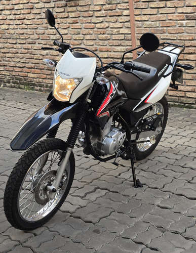 Honda Xr150l 2017 Color Negro En Exelente Estado.