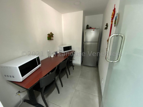 Oficina En Venta En Los Palos Grandes Parque Cristal Remodelada