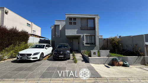 Casa En Venta De 3 Dormitorios Y 3 Baños En Quilpué