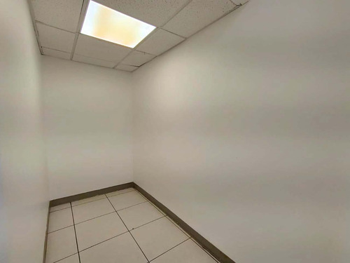 Local Comercial En Renta En Planta Baja En Av. Constituyentes, Querétaro, Querétaro