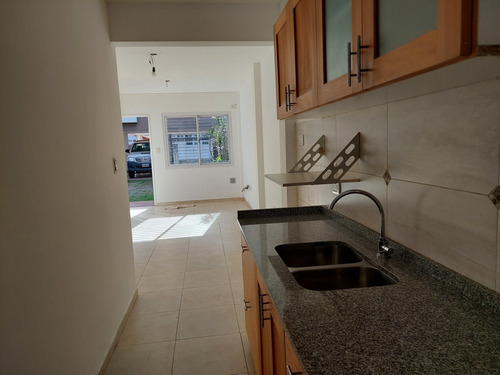 Departamento De 2 Amb C/ Patio Y Cochera- Castelar- Alquiler